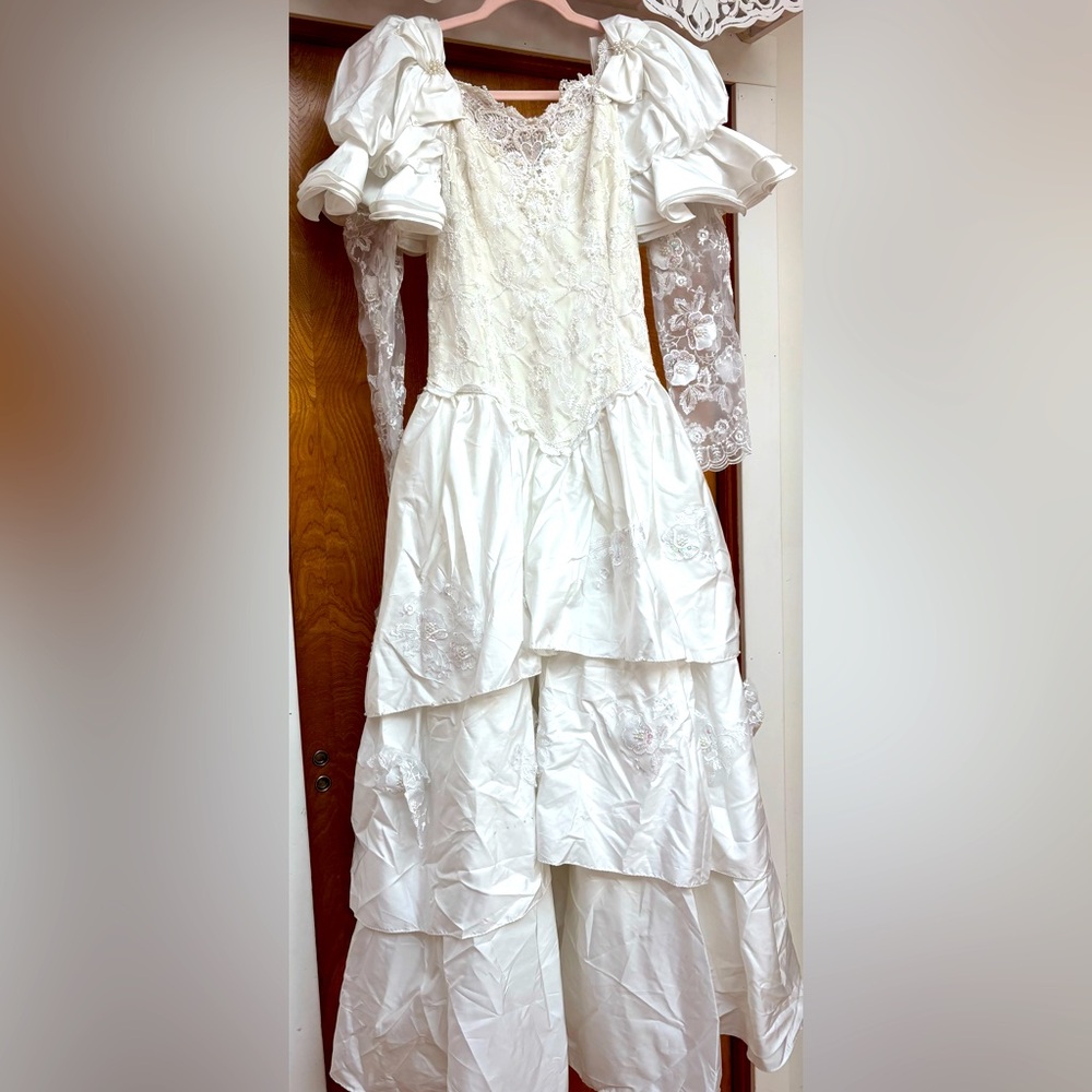 Vintage 80’s Wedding Dress lace and heart bow accents - Picture 2 of 16